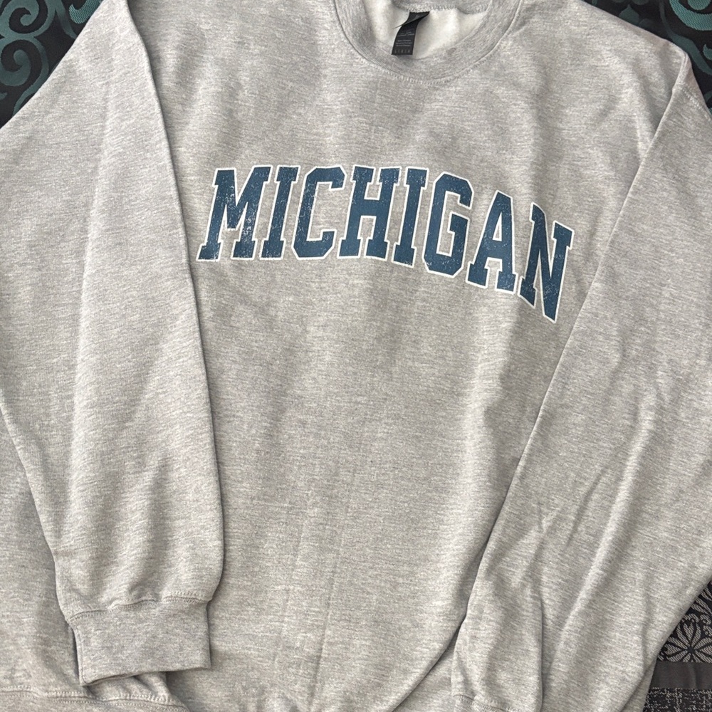 NEW sweatshirt Gildan Gray Crew Neck Sweater Blue Michigan Print, never worn